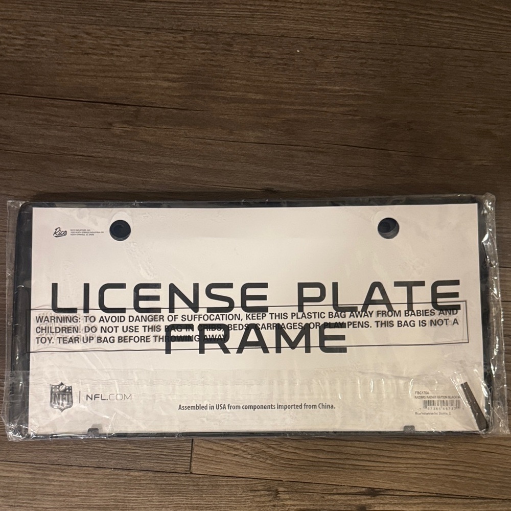 🆕 NFL Las Vegas Raiders Metal License Plate Frame. New in package! 💥💥 - Picture 2 of 2